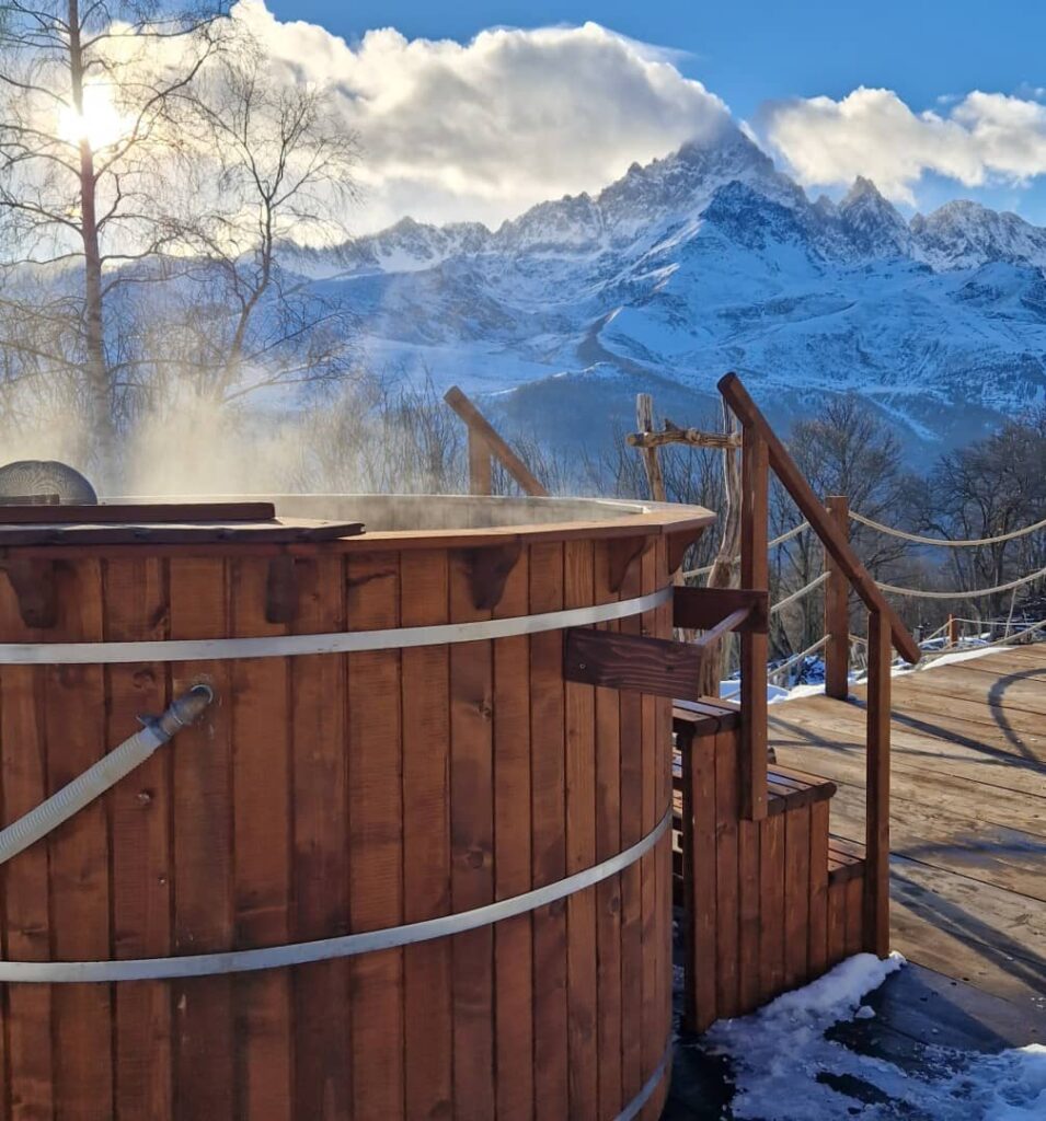 Vasca idromassaggio con veduta sulle vette a Monviso Relax